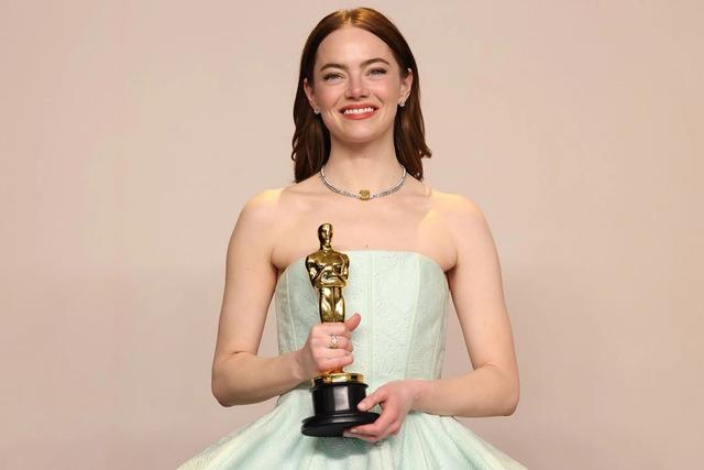 From Girl Next Door to Hollywood Legend: The Untold Story of Emma Stone’s Rise
